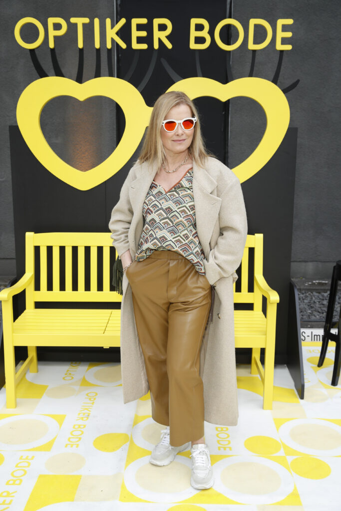 Optiker Bode zeigt beim OMR Side-Event, wie Smart Glasses Generationen verbinden 8 Schauspielerin Andrea Lüdke gehörte zu den Gästen des OMR Side-Events „FRAME THE FUTURE 2026“ von Optiker Bode und erlebte die neuesten Smart-Glasses-Innovationen hautnah.