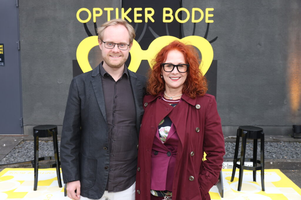 Optiker Bode zeigt beim OMR Side-Event, wie Smart Glasses Generationen verbinden 10 Schauspielerin Christiane Leuchtmann gemeinsam mit ihrem Sohn Johannes Valentin Korff beim OMR Side-Event „FRAME THE FUTURE 2026“ von Optiker Bode in Hamburg – ein Abend voller Innovation, generationsübergreifendem Austausch und Smart-Glasses-Erlebnissen.