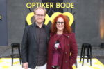 Schauspielerin Christiane Leuchtmann gemeinsam mit ihrem Sohn Johannes Valentin Korff beim OMR Side-Event „FRAME THE FUTURE 2026“ von Optiker Bode in Hamburg – ein Abend voller Innovation, generationsübergreifendem Austausch und Smart-Glasses-Erlebnissen.