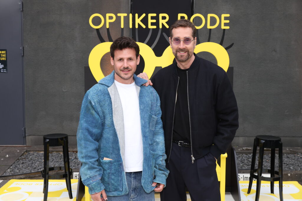 Optiker Bode zeigt beim OMR Side-Event, wie Smart Glasses Generationen verbinden 6 Waren ebenfalls beim OMR Side-Event „FRAME THE FUTURE 2026“ dabei: Star-Friseur Jörg Oppermann und Ehemann Timothy, die gemeinsam die neuesten Smart-Glasses-Trends bei Optiker Bode in Hamburg erlebten.