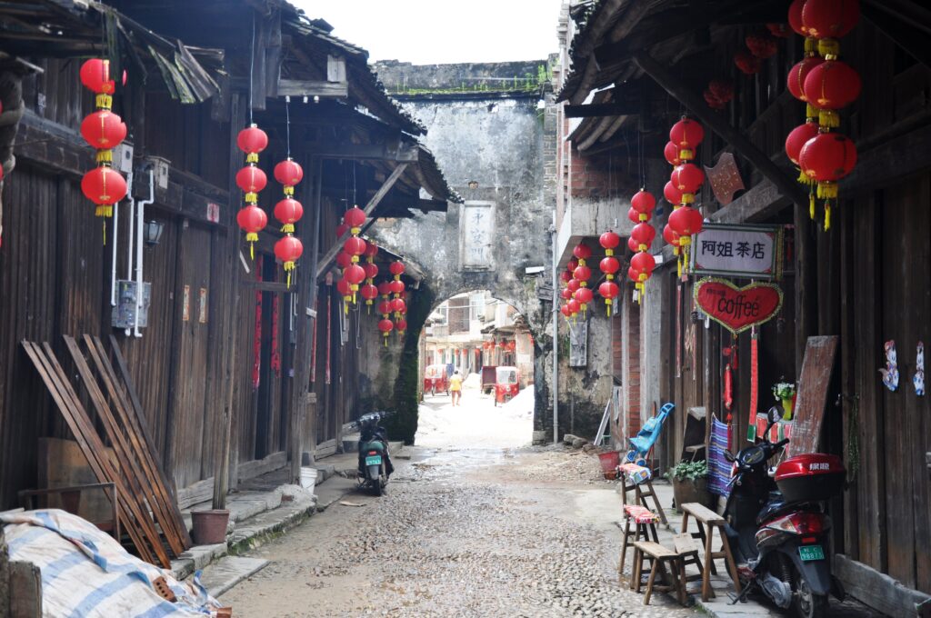 China-Rundreise: IKARUS TOURS verbindet jahrtausendealte Kultur 2 China-Rundreise I Die historischen Altstädte Chinas laden zu einer Reise durch Jahrhunderte chinesischer Geschichte und Kultur ein. Solche authentischen Orte gehören zu den Höhepunkten der Rundreise „China optimal – mit Hongkong“. © IKARUS TOURS