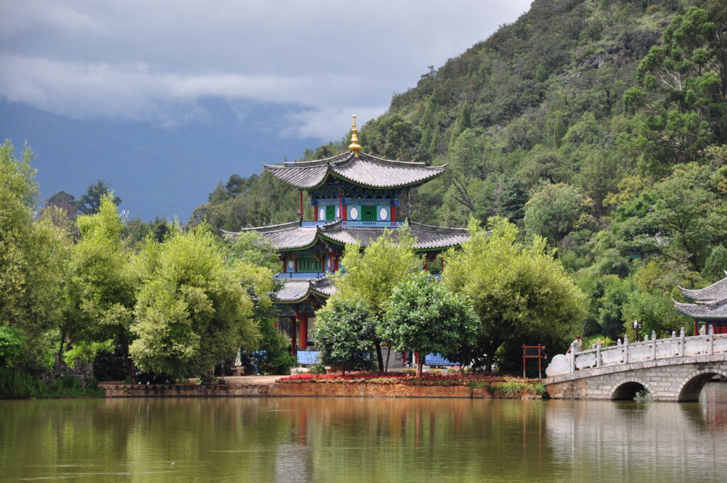 China-Rundreise: IKARUS TOURS verbindet jahrtausendealte Kultur 1 Der Schwarze Drachenteich in Lijiang zählt zu den schönsten Fotomotiven Chinas. Gemeinsam mit der historischen Pagode, der eleganten Steinbrücke und dem über 5.500 Meter hohen Jadedrachen-Schneeberg-Massiv im Hintergrund entsteht eines der beeindruckendsten Panoramen der Provinz Yunnan. © IKARUS TOURS