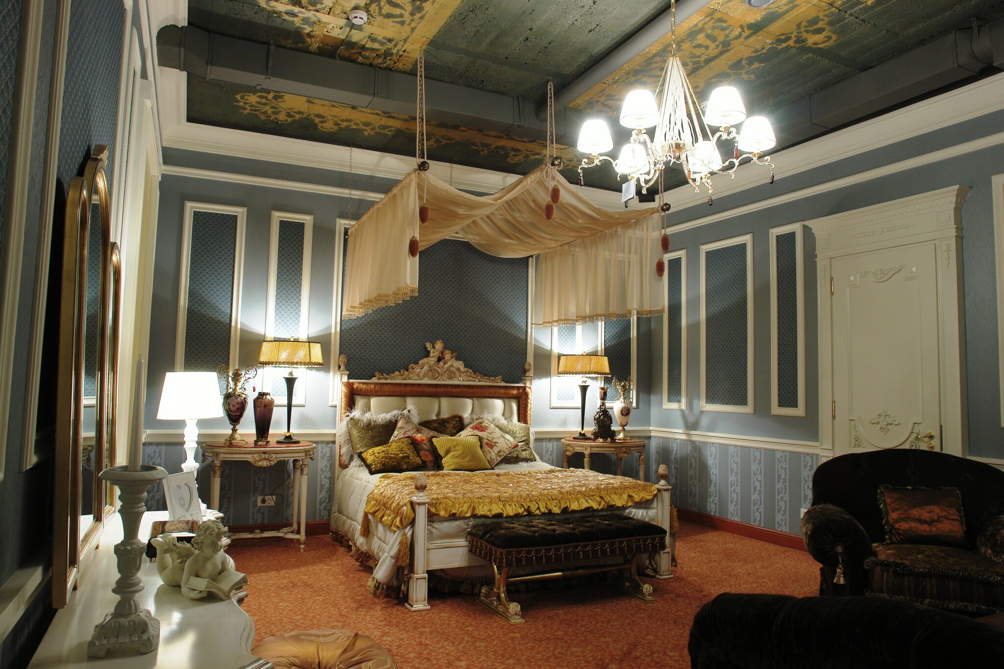 Luxuriöse Innenarchitektur von Vlada Dizik und Aleksandr Myalkovskyy: Mit ihrem Designunternehmen „Koshkin Dom“ gestalteten die preisgekrönten Designer über 30 Jahre exklusive Wohnräume in der Ukraine und international. Das Bild zeigt eines ihrer individuellen Interior-Design-Konzepte mit maßgeschneiderter textiler Raumgestaltung.