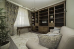 Dieses Wohn- und Arbeitszimmer entstand nach einem Interior-Design-Konzept von Vlada Dizik und Aleksandr Myalkovskyy. Individuell gefertigte Möbel, textile Raumgestaltung und klassische Eleganz prägen den Charakter des Raumes.