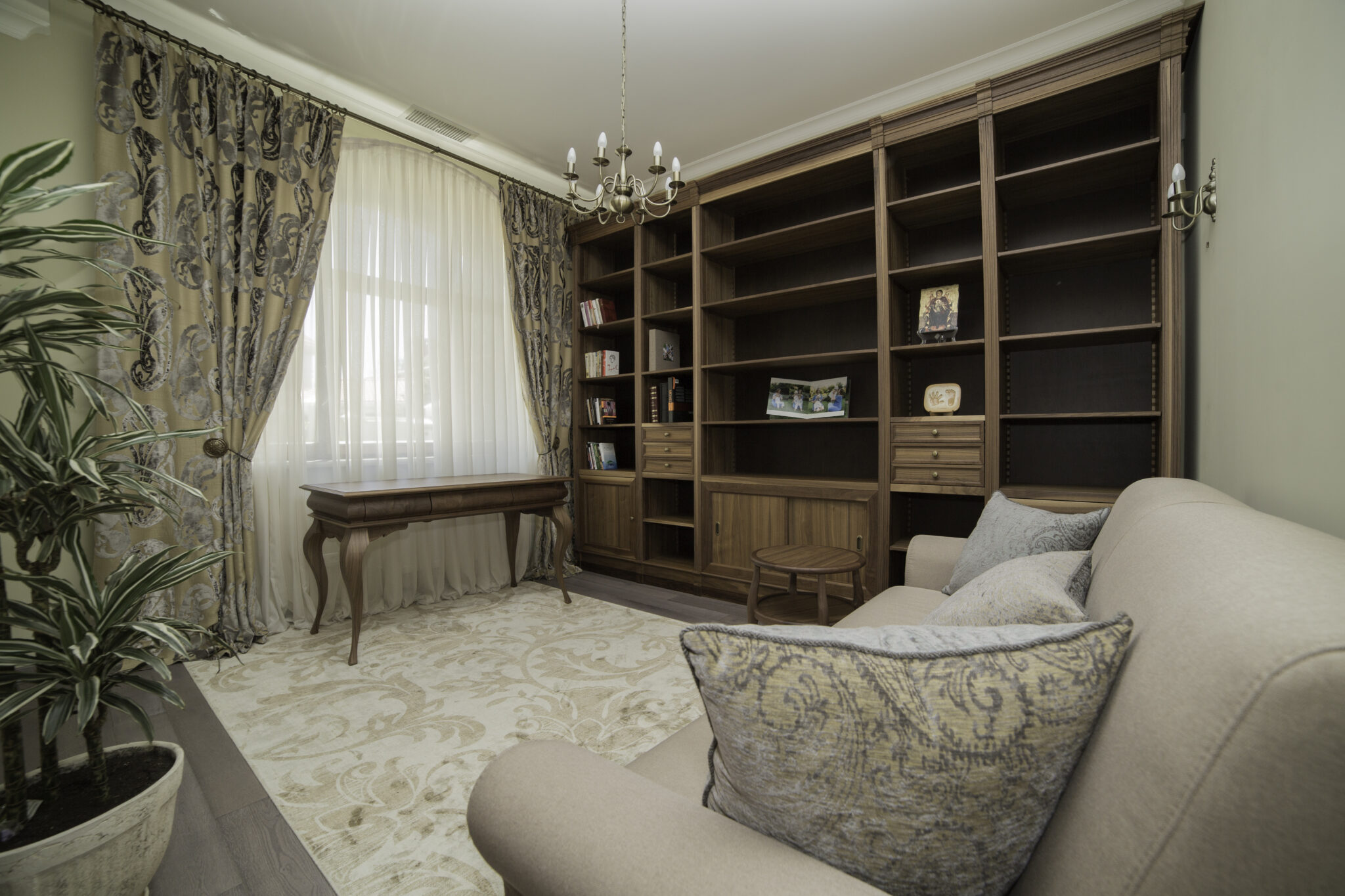 Dieses Wohn- und Arbeitszimmer entstand nach einem Interior-Design-Konzept von Vlada Dizik und Aleksandr Myalkovskyy. Individuell gefertigte Möbel, textile Raumgestaltung und klassische Eleganz prägen den Charakter des Raumes.