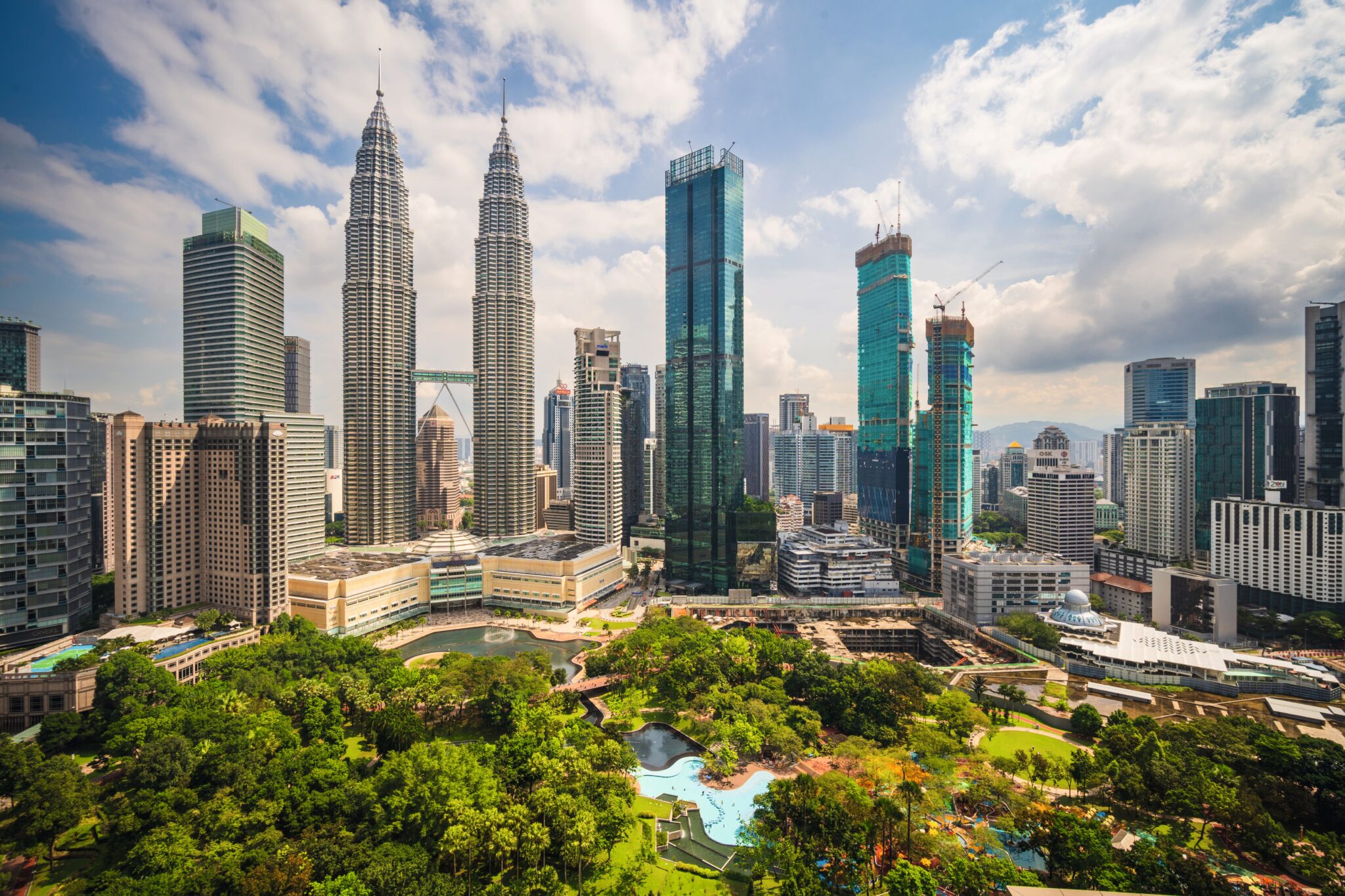 Die Skyline von Kuala Lumpur in Malaysia mit den berühmten Petronas Twin Towers gehört zu den urbanen Höhepunkten der IKARUS TOURS Rundreise „Singapur – Malaysia: Koloniales Erbe & tropische Vielfalt“. Die Metropole verbindet moderne Architektur mit der kulturellen Vielfalt Südostasiens. Bildnachweis: iStock