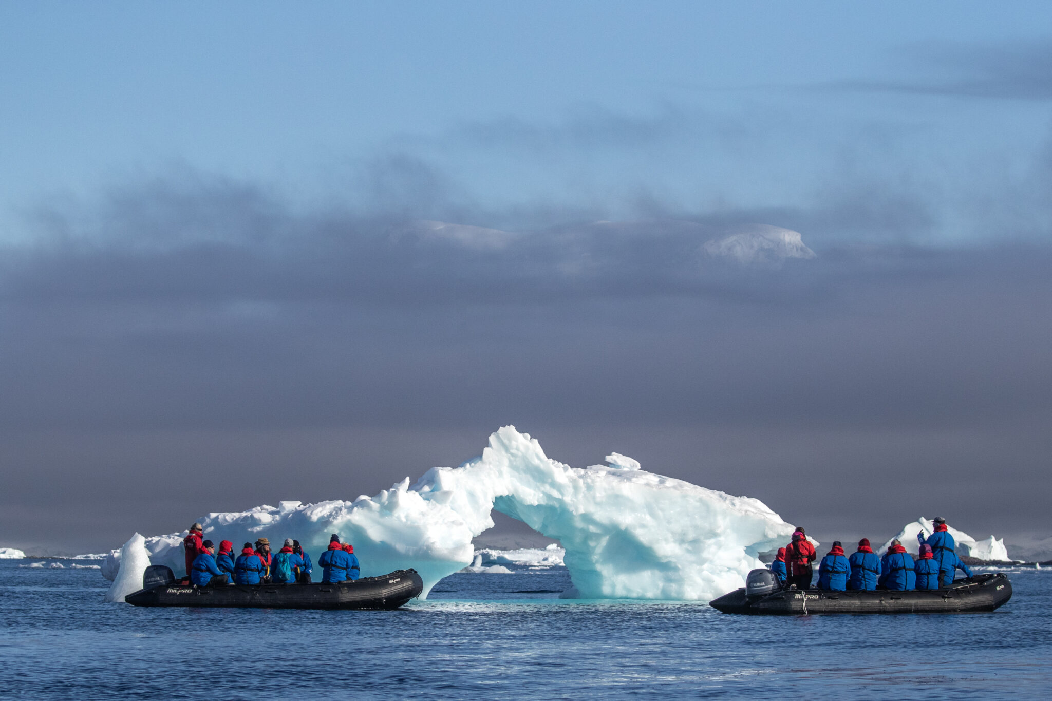 Mit dem Zodiac geht es ganz nah an die spektakuIläre Eiswelt der Antarktischen Halbinsel. Vor der Kulisse von Cuverville Island eröffnen sich faszinierende Begegnungen mit Gletschern, Eisbergen und der einzigartigen Tierwelt der Antarktis – intensive Naturerlebnisse, die Expeditionsreisen mit IKARUS TOURS und PolarNEWS so besonders machen. Foto: © Rachelle Mackintosh / @faunographic