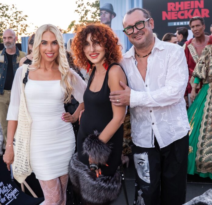 **Die preisgekrönten ukrainischen Designer Vladlena Dizik und Oleksandr Mialkovskyy (rechts) bei einer Fashion Show in Deutschland. Jane Uhlig (links), freie Journalistin und Autorin, führte das Exklusiv-Interview und verfasste das Porträt über das Designerpaar.** Copyright: Shadi Komeili