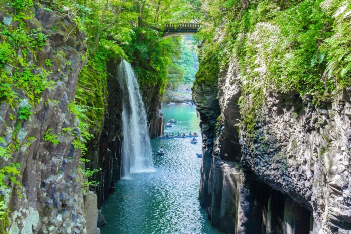 Die spektakuläre Takachiho-Schlucht auf Kyushu in Japan ist eines der eindrucksvollen Naturerlebnisse der IKARUS TOURS Rundreise „Die wilde Seele Südjapans und Okinawas“. Steile Basaltwände, üppiges Grün und Wasserfälle zeigen die ursprüngliche Seite Südjapans. Bildnachweis: iStock