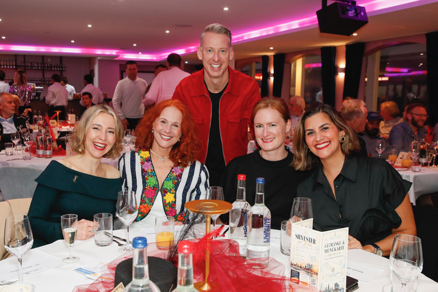 Eine Nacht Hamburg auf der MS Queen: Dinner-Show feiert Premiere Prominente Gäste bei der Premiere von „Eine Nacht Hamburg“ auf der MS Queen: André Schünke, Dr. Yana Fehse, Christiane Leuchtmann, Lilly von Allesch und Sarah Henningen (v. l. n. r.).