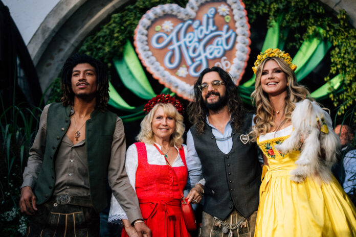 Heidi-Fest 2026: Heidi Klum (r.) feiert gemeinsam mit Ehemann Tom Kaulitz (2. v. r.), ihrer Mutter Erna Klum (2. v. l.) und ihrem Sohn beim Heidi-Fest.