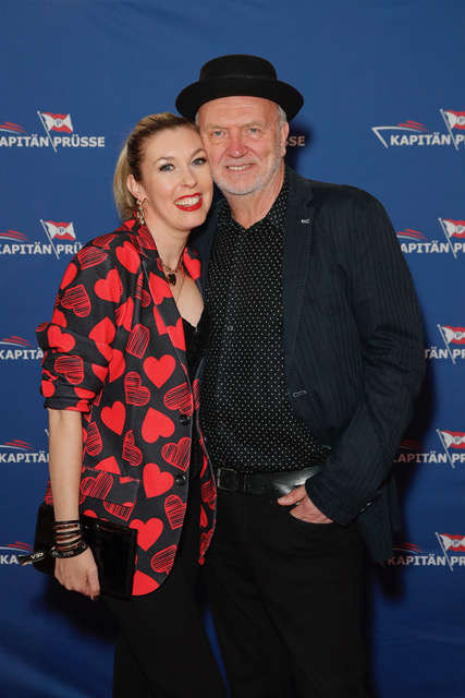 Frisch verheiratet: Janina Korn und Roland Heitz bei der Premiere von „Eine Nacht Hamburg“ auf der MS Queen im Hamburger Hafen.