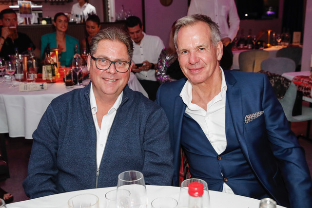 Gastgeber Nico Berg von Kapitän Prüsse mit Unternehmer Siegfried Weckler bei der Premiere von „Eine Nacht Hamburg“ auf der MS Queen.