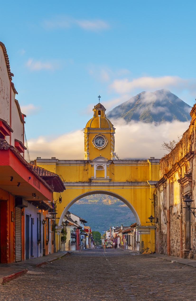 REISEN NACH EIGENEM RHYTHMUS: IKARUS TOURS LEGT INDIVIDUALREISEN 2027/28 VOR 4 Koloniales Flair in Antigua Guatemala: Der berühmte Santa-Catalina-Bogen zählt zu den Wahrzeichen der historischen Stadt, während sich im Hintergrund die eindrucksvolle Vulkanlandschaft Guatemalas erhebt. Ein Höhepunkt für Kultur- und Erlebnisreisende mit IKARUS TOURS. Foto: iStock / IKARUS TOURS.