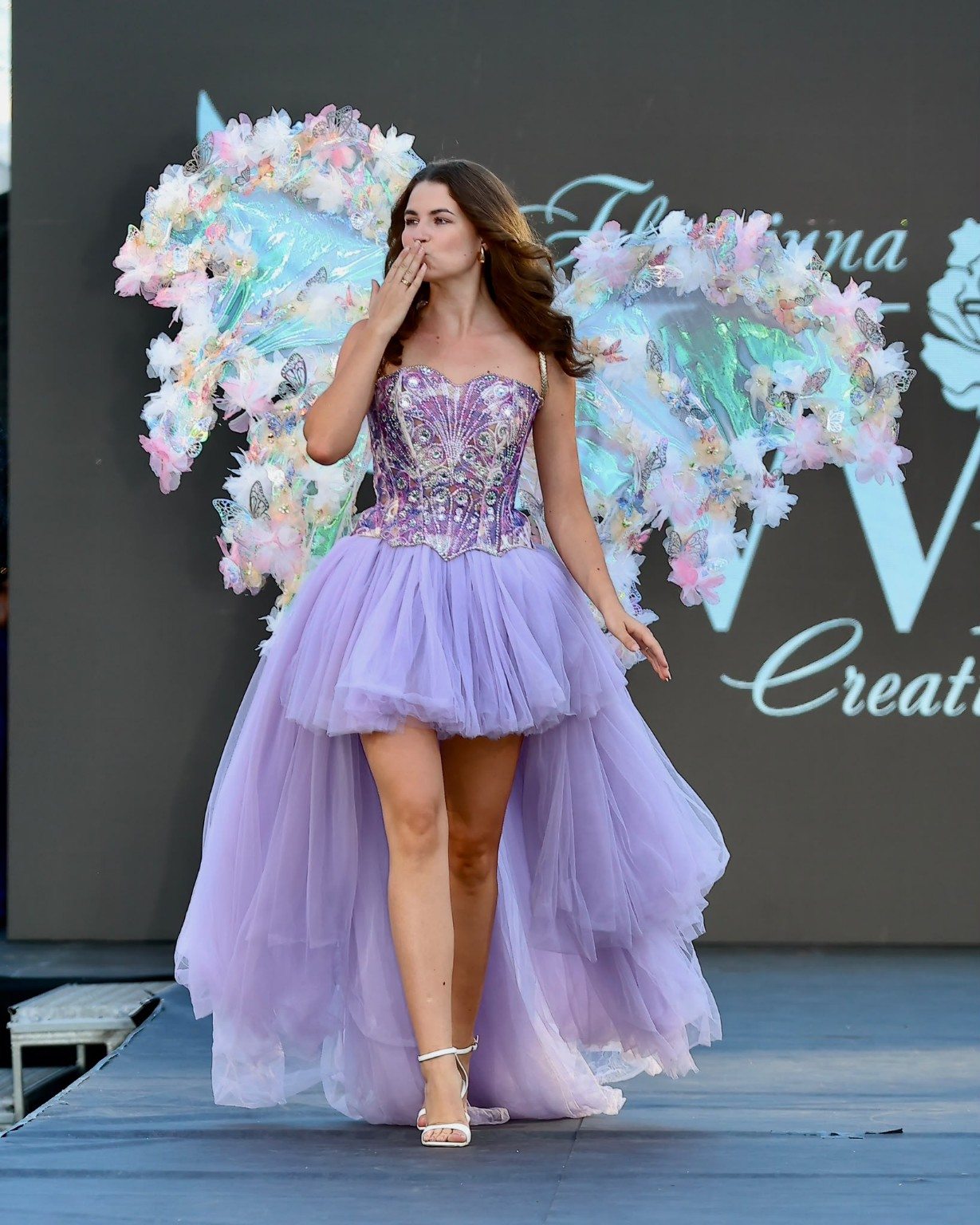 Tragbare Flügelkunst von Fleurinna Wings Creation: Ein Model präsentiert ein Flügel Design der Designerin Inna Dusdal. Mit ihrem Label gehört sie zum Designeraufgebot der COSMOPOLIS Fashion Celebration by Jane Uhlig am 13. Januar 2027 im Meliá Frankfurt City. Copyrigth: Ralf Alpenbazi