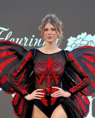 Fleurinna Wings Creation bei der COSMOPOLIS Fashion Celebration 2027 im Meliá Frankfurt City Tragbare Flügelkunst von Fleurinna Wings Creation: Ein Model präsentiert ein Flügel Design der Designerin Inna Dusdal. Mit ihrem Label gehört sie zum Designeraufgebot der COSMOPOLIS Fashion Celebration by Jane Uhlig am 13. Januar 2027 im Meliá Frankfurt City. Copyrigth: Ralf Alpenbazi