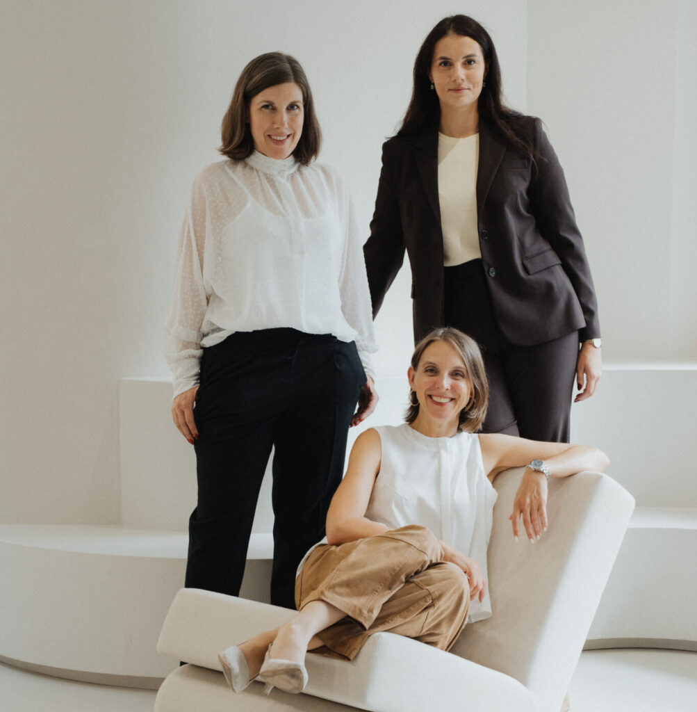 Sibylle Philipsen Sarah Heiden und Martina Läger (v. l. n. r.), Wirtschaftsprüferinnen und Geschäftsführerinnen von THE AUDIT und FINEXA, stehen für einen modernen, technologiegestützten Ansatz in der Wirtschaftsprüfung. Copyright: THE AUDIT