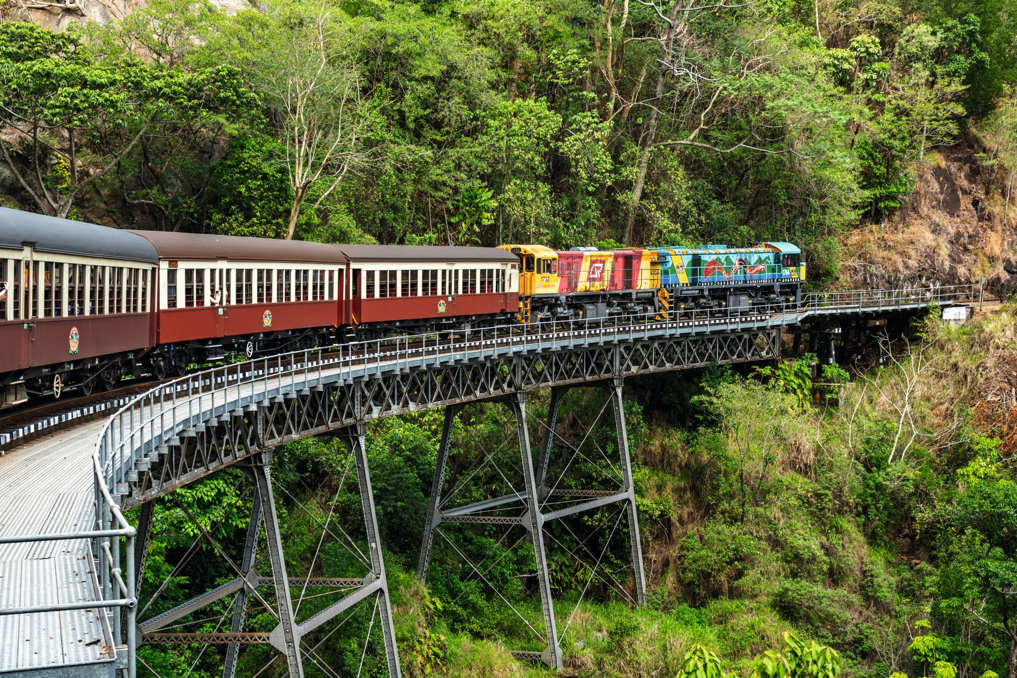 IKARUS TOURS: Neue Fernreisen und Europareisen 2027 2 Mit der historischen Kuranda Scenic Railway durch den tropischen Regenwald von Queensland: Die spektakuläre Zugfahrt über Brücken und durch die üppige Natur zählt zu den besonderen Reiseerlebnissen im Nordosten Australiens. Australien entdecken mit IKARUS TOURS. © iStock