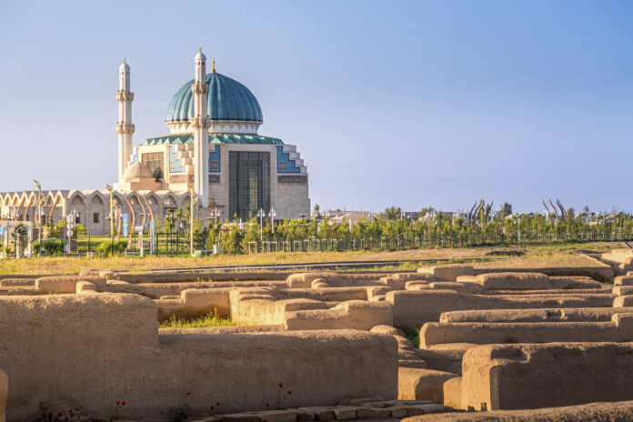 Ahmed-Yassavi-Moschee in Turkestan, Kasachstan: Das bedeutende UNESCO-Welterbe an der historischen Seidenstraße verbindet jahrhundertealte Ruinen mit eindrucksvoller islamischer Architektur und zählt zu den wichtigsten Pilgerstätten Zentralasiens. Entdeckungsreisen durch Kasachstan mit IKARUS TOURS. © IKARUS TOURS