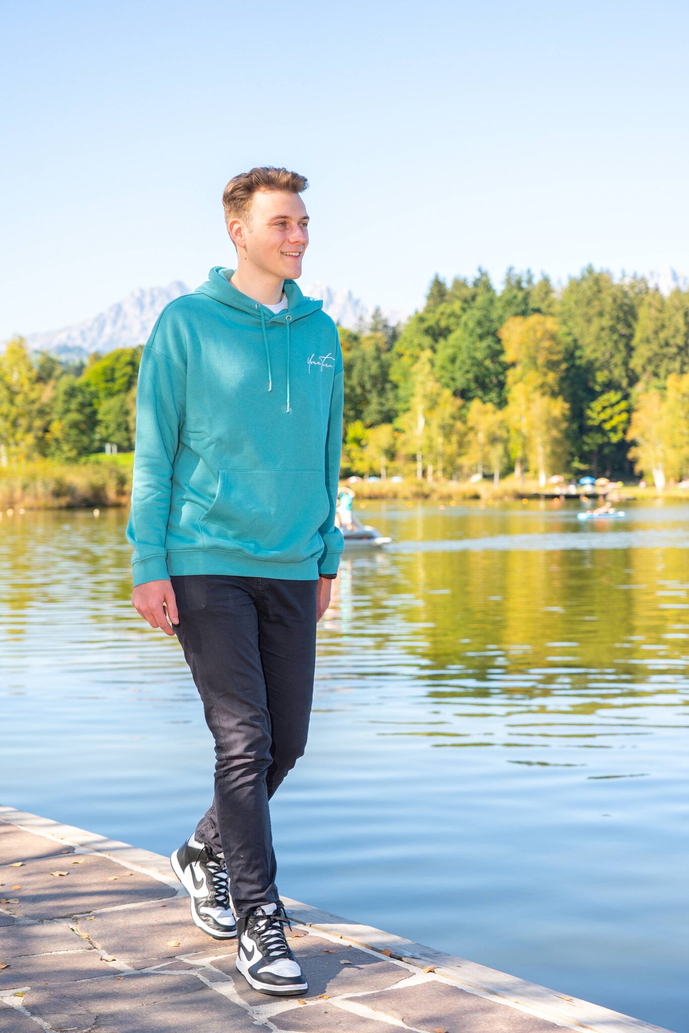 NIKISWALK4PEACE: Eine Milliarde Schritte für den Frieden 4 Niklas („Niki“), Namensgeber und Botschafter von NIKISWALK4PEACE, beim Treffen in Kitzbühel. Die Challenge setzt ein Zeichen für Frieden und Zusammenhalt. Foto: Andreas Tischler