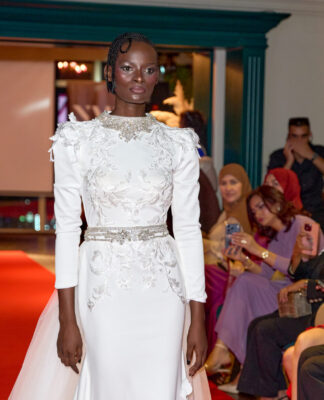 Dubai-Couture im Meliá Frankfurt City: Joean „Iman“ Montayre bei COSMOPOLIS FASHION CELEBRATION 2027 Glamouröse Kreation in Weiß von Joean „Iman“ Montayre: Die Designerin aus Dubai präsentiert ihre Kollektion am 13. Januar bei der COSMOPOLIS Fashion Celebration 2027 im Meliá Frankfurt City. © Nemara