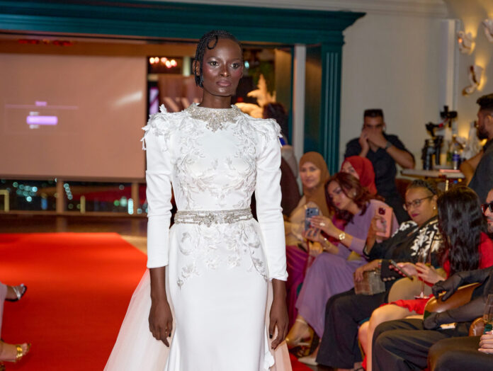 Glamouröse Kreation in Weiß von Joean „Iman“ Montayre: Die Designerin aus Dubai präsentiert ihre Kollektion am 13. Januar bei der COSMOPOLIS Fashion Celebration 2027 im Meliá Frankfurt City. © Nemara