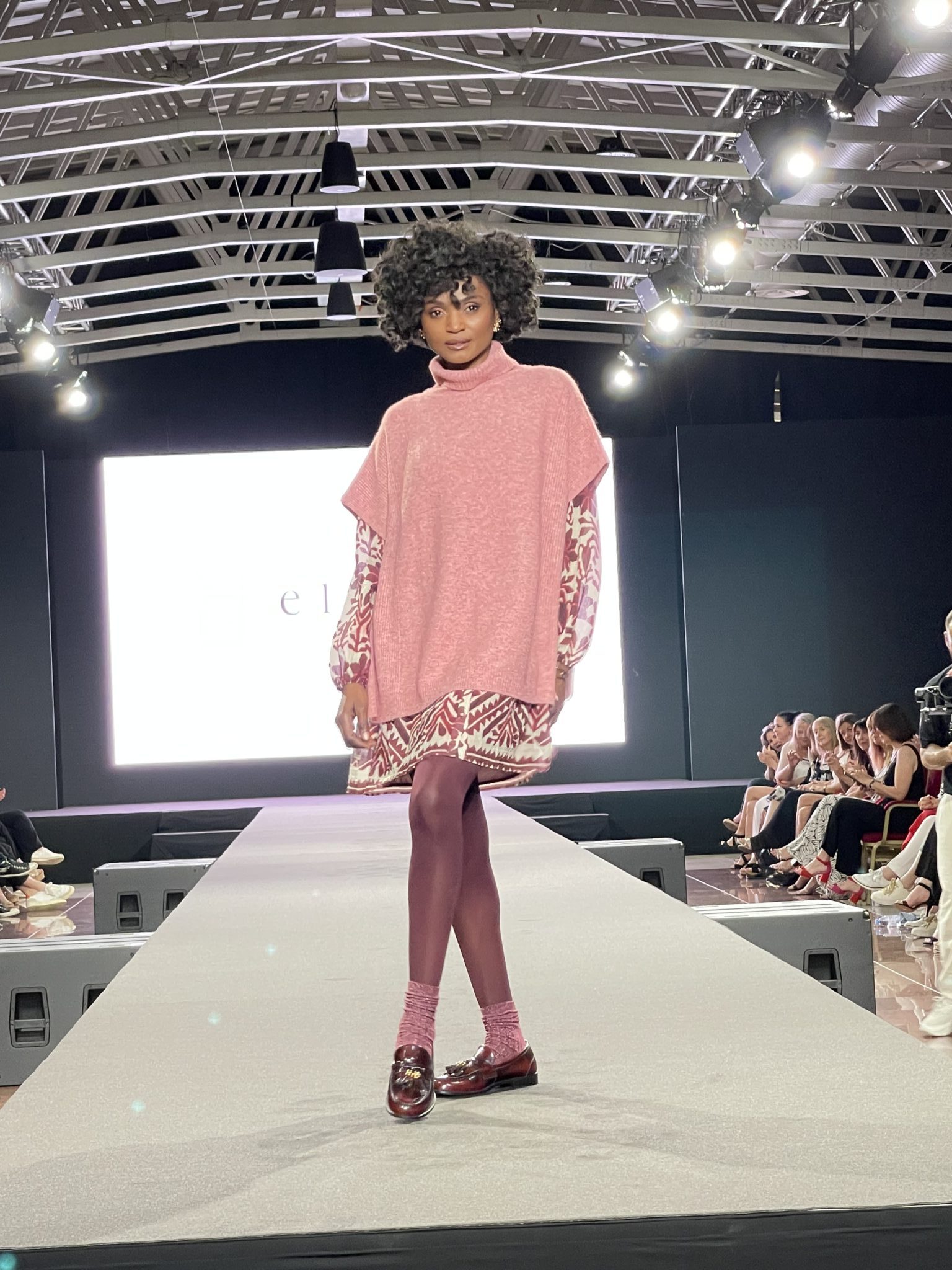 Französisches Modelabel ELORA Fashion kommt zur COSMOPOLIS Fashion Celebration 2027 ins Meliá Frankfurt City 1 Ein Model präsentiert einen roséfarbenen Look aus der Winterkollektion 2026 des französischen Modelabels ELORA Fashion, das bei der COSMOPOLIS Fashion Celebration 2027 im Meliá Frankfurt City vertreten sein wird. Foto: ELORA FASHION