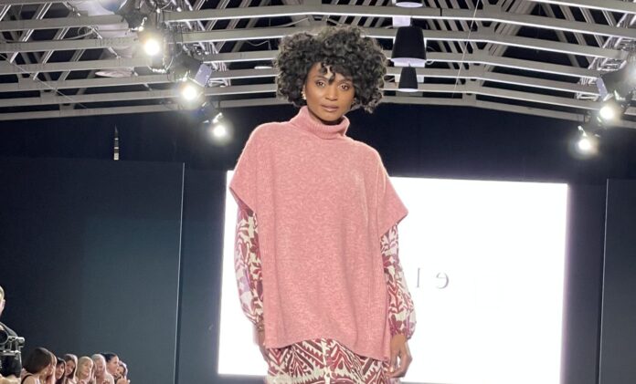 Ein Model präsentiert einen roséfarbenen Look aus der Winterkollektion 2026 des französischen Modelabels ELORA Fashion, das bei der COSMOPOLIS Fashion Celebration 2027 im Meliá Frankfurt City vertreten sein wird. Foto: ELORA FASHION
